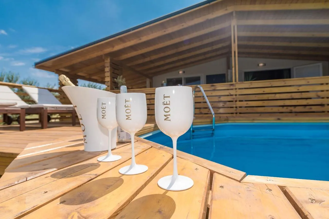Villa Yvana Pakostane 0*,  Croatia